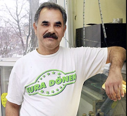 Am Morgen des 9. Juni 2005 ermordete der NSU den Kleinunternehmer İsmail Yaşar. Er wurde nur 50 Jahre alt, hinterließ zwei Kinder. Nach dem Rechtsterror folgte eine rassistische Kampagne in Sicherheitsbehörden und Medien gegen die Hinterbliebenen. 

Rest in Peace and Power 🤲🏽