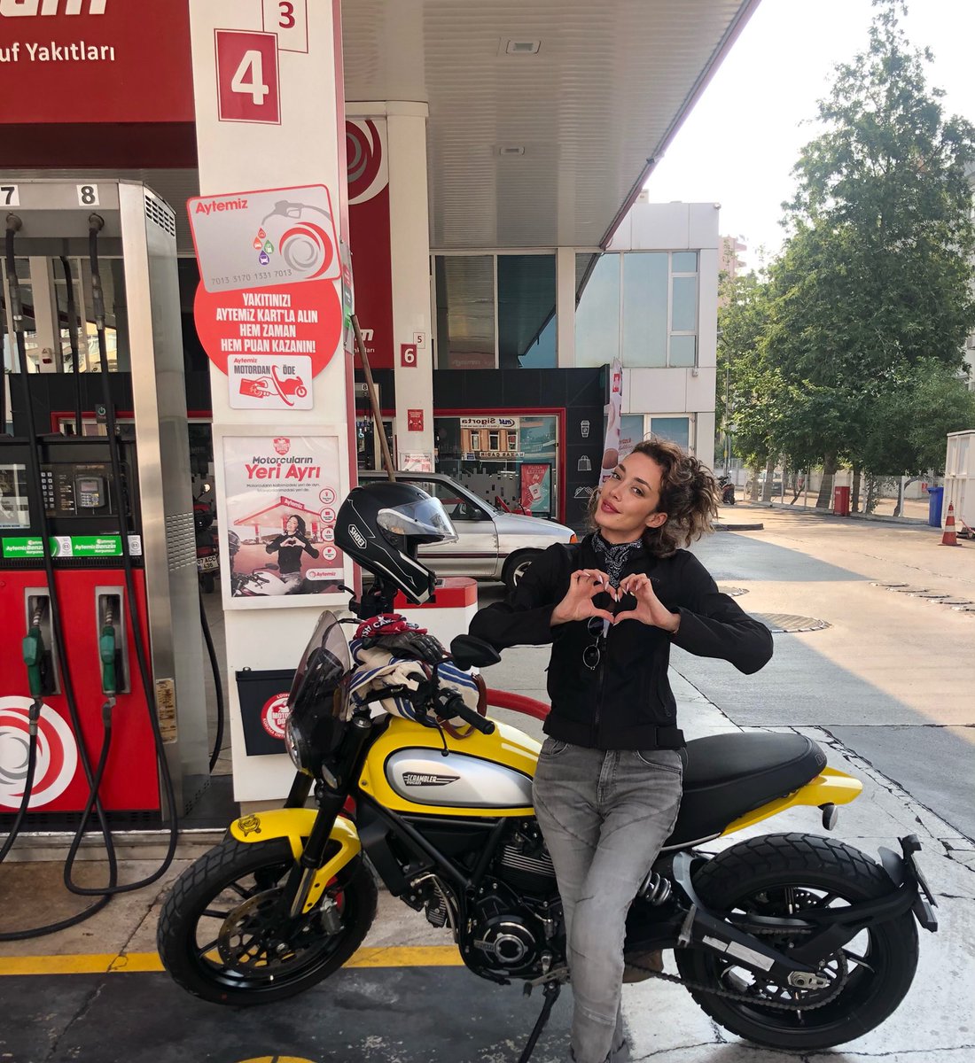 smskde's tweet photo. Pompanın yanında çerçeveli fotoğrafım var shjsjahha 😅 https://t.co/DDZJrVvbkM