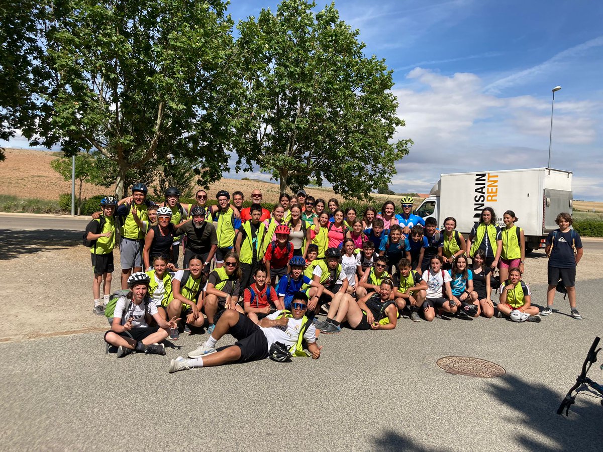 sancernin's tweet photo. ¡Reto completado! Nuestros erasmus ciclistas terminaron la última etapa con energía y entusiasmo. Conocieron la iglesia de Los Arcos y repusieron fuerzas con una estupenda paella.
De vuelta a Pamplona, les esperan dos días de actividades culturales.
¡Sois unos campeones! https://t.co/TAx1LuafC9