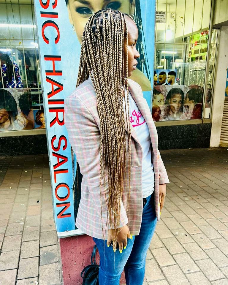 ChongongB's tweet photo. Do your knotless braids for R600 including my hairpiece in less than 5 hours. I'm based in braamfontein and my contacts and whatsapp number is 0657415449.plse like and retweet #GirlzTalkZa #knotlessbraids #housecalls #braamfontein #GirlsTalkZA #GirlTalkZA #braids https://t.co/0Y5tHY3TsI