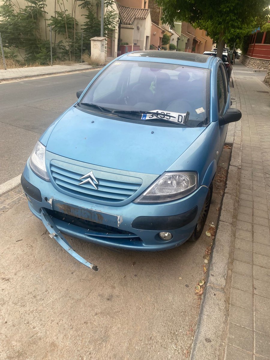 gramariber_g's tweet photo. Acto vandálico en mi coche ayer por la tarde En Cta. del pino de granada. Han roto la defensa y después de arrancar la matrícula, con recochineo la han dejado en el parabrisas. https://t.co/0YTj3pg6eC