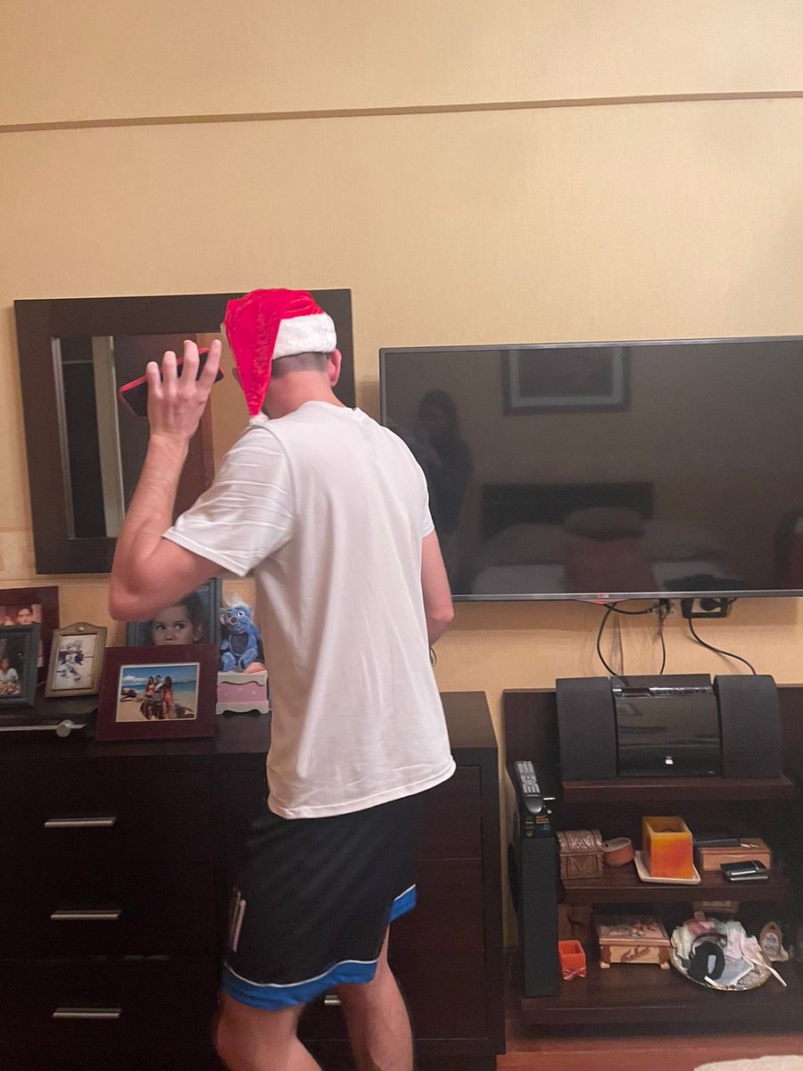 Agustinpiani's tweet photo. Me empezó a sacar fotos porque me puse un gorro de papá Noel y mirando las fotos en una aparece en el espejo de la izquierda una mancha blanca https://t.co/yNnEitvmkB