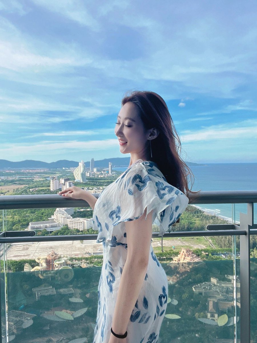 Ada0718a's tweet photo. 落日归山海 被色彩治愈  平淡生活一点甜 
海边的风  飘扬的发
因为6月9日是我和姐姐的生日 ❤️破壳日辣~
我们就选择，来三亚过生日🎂

很喜欢海边呢 去不了迪拜
就来七星级 亚特兰蒂斯啦 （其实我更喜欢文华 艾迪逊  博悦也很美呀 每个酒店有自己独特的风景）

想去玩水上 嘻嘻嘻🎉 https://t.co/ObitK8Aqzf