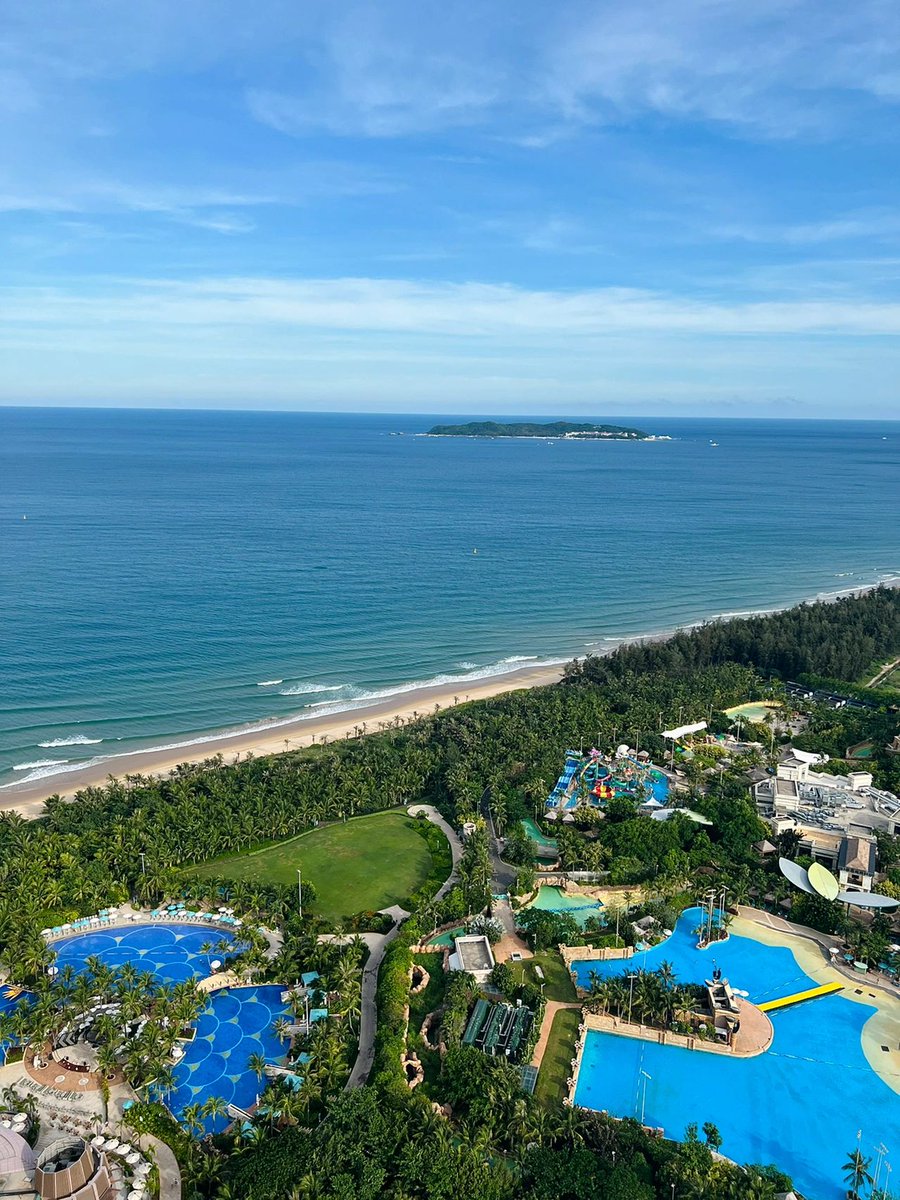 Ada0718a's tweet photo. 落日归山海 被色彩治愈  平淡生活一点甜 
海边的风  飘扬的发
因为6月9日是我和姐姐的生日 ❤️破壳日辣~
我们就选择，来三亚过生日🎂

很喜欢海边呢 去不了迪拜
就来七星级 亚特兰蒂斯啦 （其实我更喜欢文华 艾迪逊  博悦也很美呀 每个酒店有自己独特的风景）

想去玩水上 嘻嘻嘻🎉 https://t.co/ObitK8Aqzf