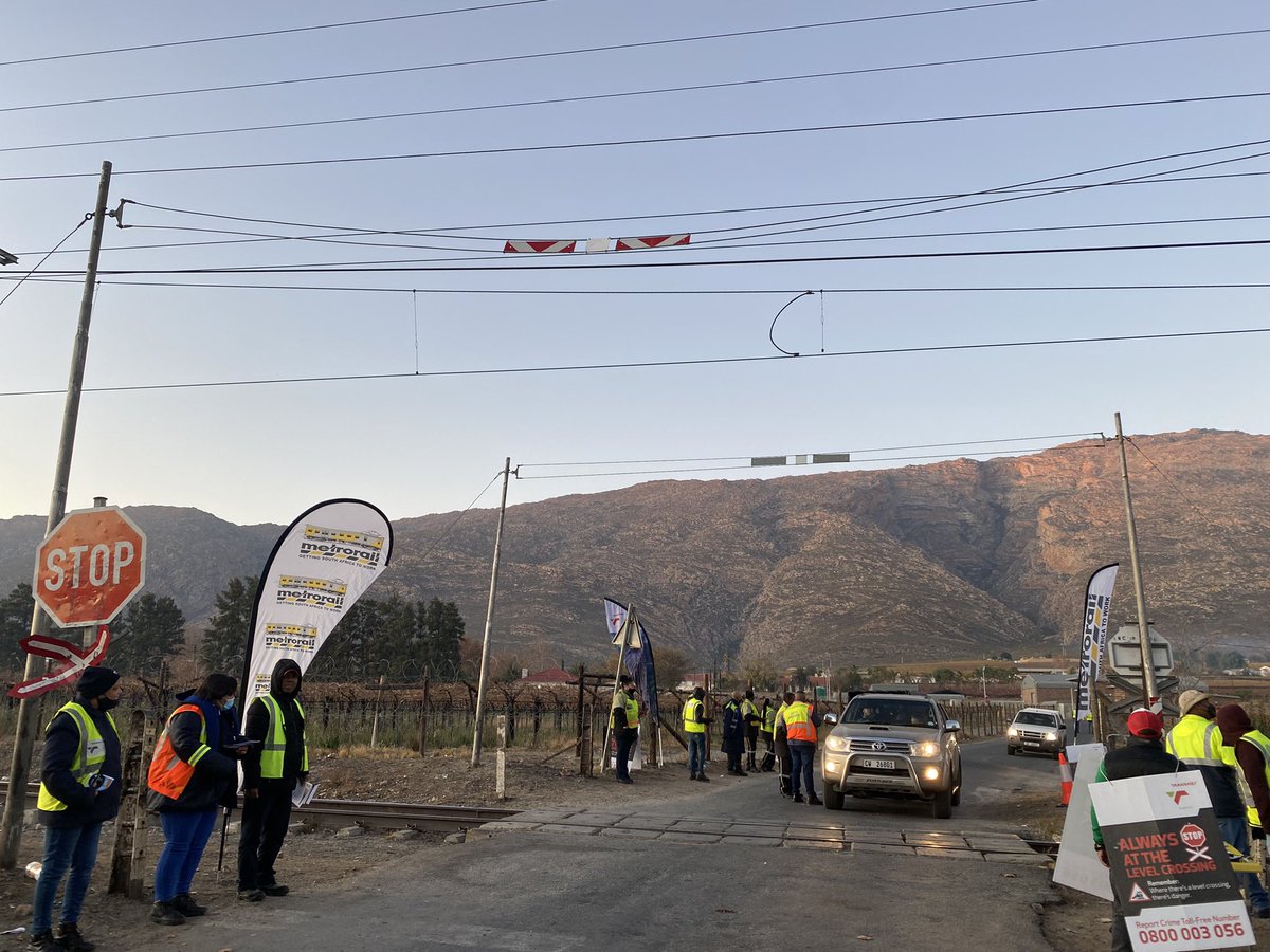BongiStix's tweet photo. See track🛤 think train🚂 so Don’t put your life at risk, stay away from tracks.
#TrespassSuicidePrevention #ILCAD #ILCAD2022 #UICRail #saferlc #olinational @CapeTownTrains
@Rail_Safety @ReliableTFR @ServicesMain @_ArriveAlive https://t.co/JDosFvF5FY