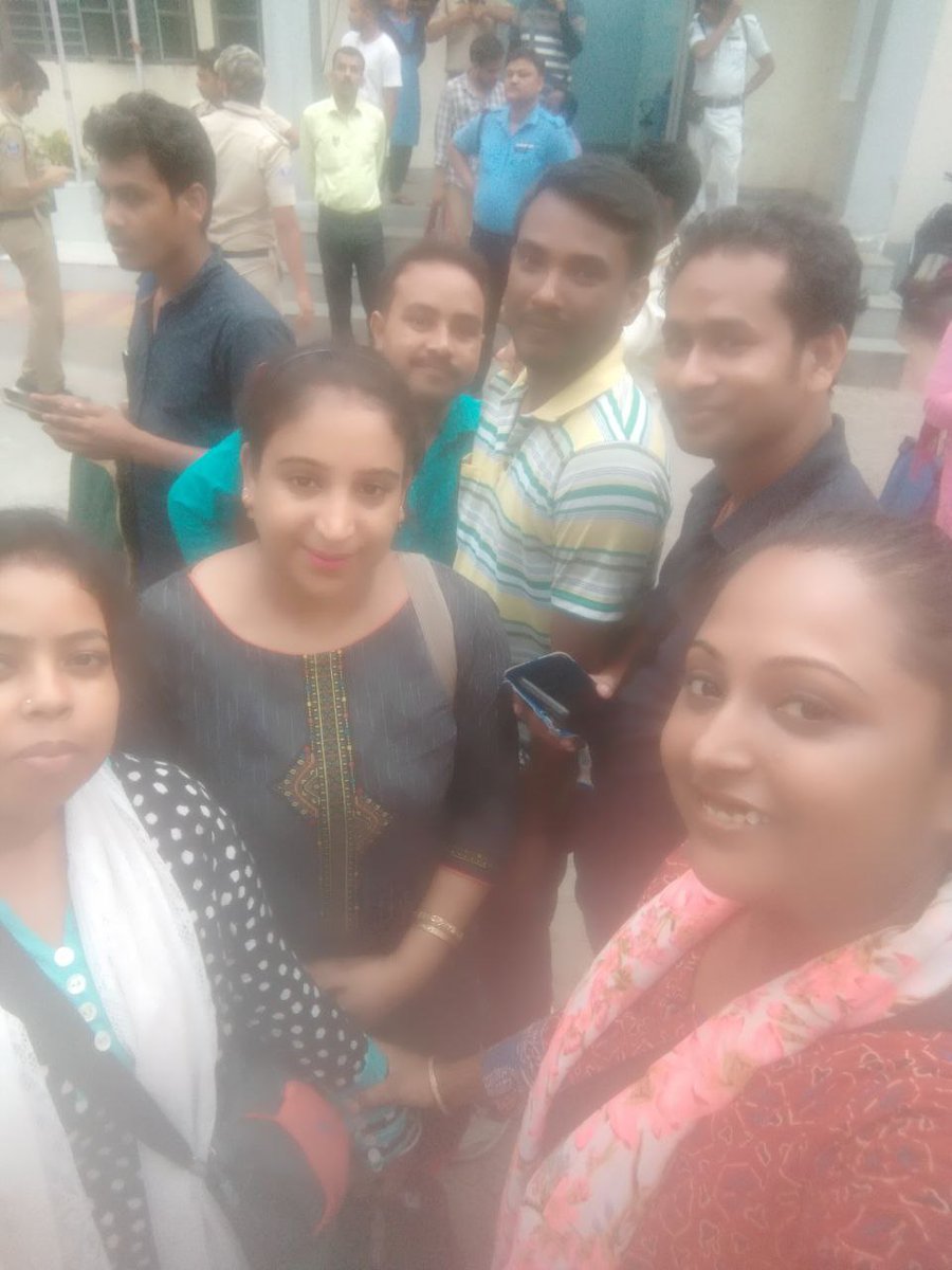 Simagosami's tweet photo. নবান্ন অভিযান... সফল করার পর... শিবপুর থানা থেকে ছাড়া পেয়ে তারপরের মুহূর্ত ✊✊✊ https://t.co/GqLfHTFMNv