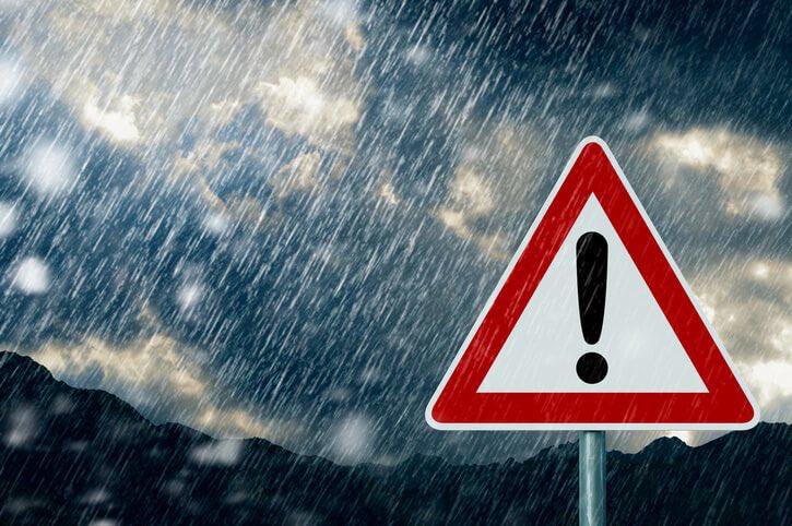 AmasyaValiligi's tweet photo. ⚠️Meteorolojik Uyarı⚠️

Bugün itibariyle ilimiz genelinde “kuvvetli ve gök gürültülü sağanak yağmur” beklendiğinden, yağışlarla birlikte yıldırım, dolu yağışı, su baskını, sel, kuvvetli rüzgar gibi olumsuzluklara karşı dikkatli ve tedbirli olunması gerekmektedir. https://t.co/8UkWjV9QTJ