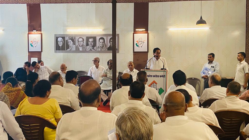 INCMP's tweet photo. प्रदेश कांग्रेस अध्यक्ष एवं पूर्व मुख्यमंत्री कमलनाथ जी के निवास पर नगरीय निकाय चुनाव को लेकर प्रभारियों की अति महत्वपूर्ण बैठक जारी।

"जय कांग्रेस, विजय कांग्रेस" https://t.co/ZyUdquoqOp