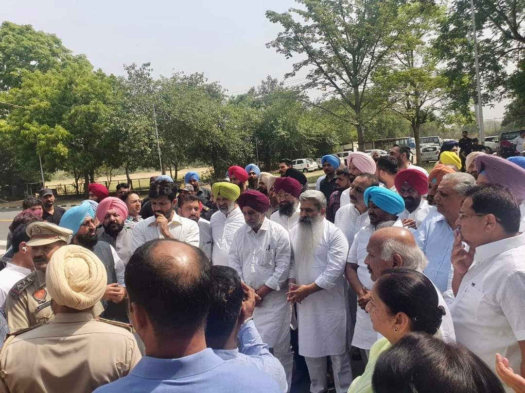Congress Leaders protested outside Chief Minister's residence, against the failure of <a href="/AAPPunjab/">AAP Punjab</a> Government.