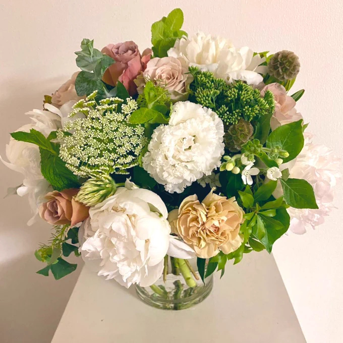 散らかっていても花を飾るんだプロジェクト継続中。
5日経ってシャクヤクがしおれてきたので元気のない花を取り除いてブーケを小さな花瓶に分けてみた。楽しみ尽くす〜
1枚目現在。2枚目5日前。 