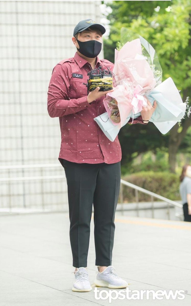 stardustHojoong's tweet photo. 이뿌게 돌아와줘서 고마워! 
이제 당분간 빨간 남방은 넣어둬 넣어둬😆

평콘에서 만나여😍
#김호중 #TVAROTTI #KIMHOJOONG #김호중컴백 #김호중소집해제 https://t.co/621wXRsPKr