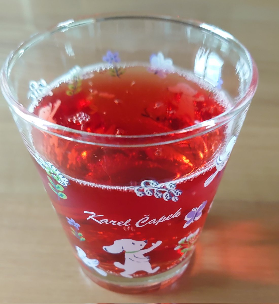 Made_by_Sakuya's tweet photo. 今年も出ました！
#カレルチャペック紅茶店 の #フルーツパーティー！
ハーブティーの分類になるのですが、個人的には水出しは味が少しぼやけるし、サイダー出しはせっかくのフルーツの自然な甘みがわからなくなるので、無糖炭酸水で出すのがベストです！
本格的な夏に向けて準備��端！

#おうちカフェ https://t.co/GwCGM89Mtz