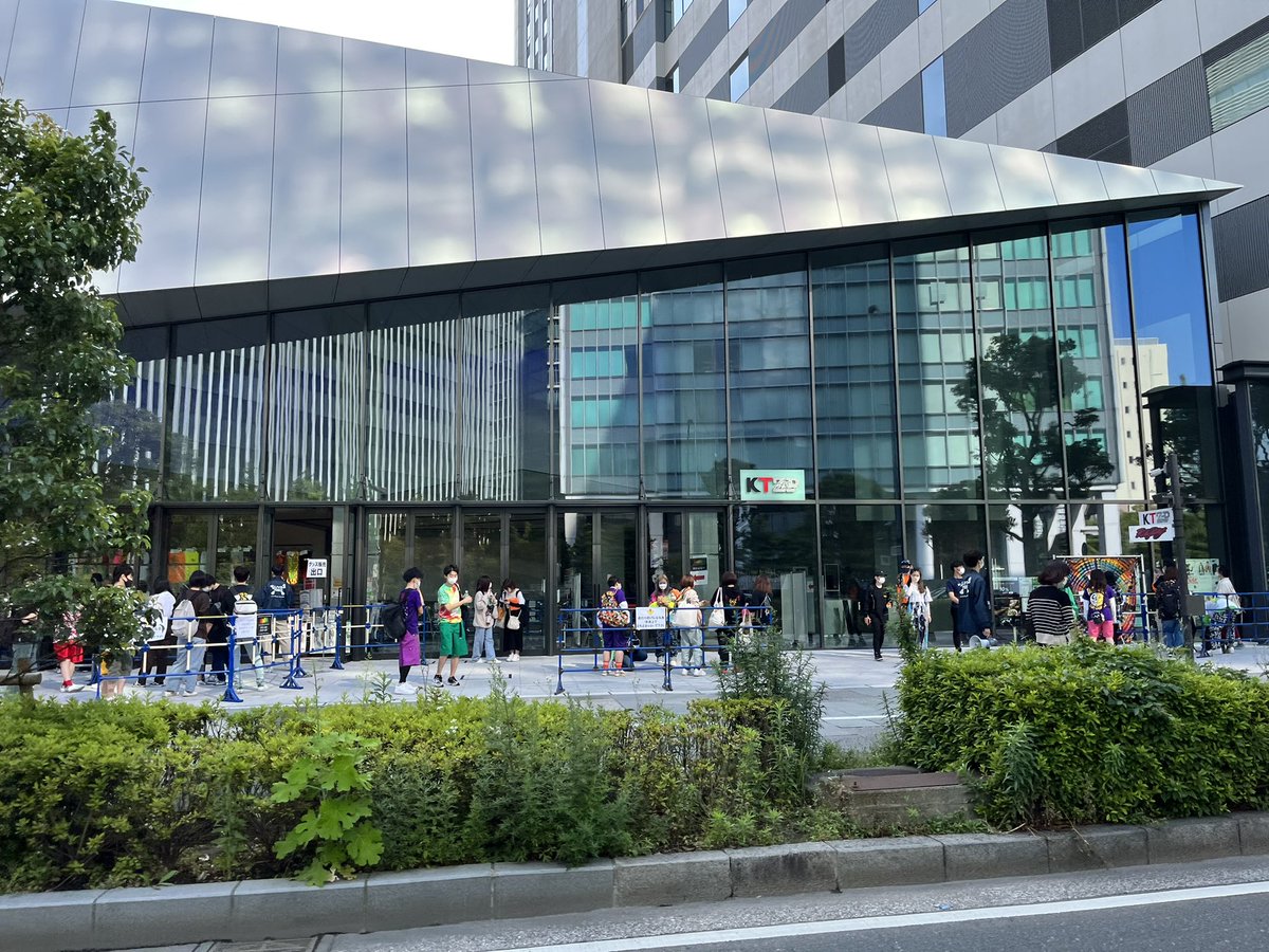 s0418ay's tweet photo. 子育てで参戦予定ないけど SRの見学でたまたま前通過！ めっちゃライブ行きたい😂😂😂 https://t.co/7A6tZfQ07l