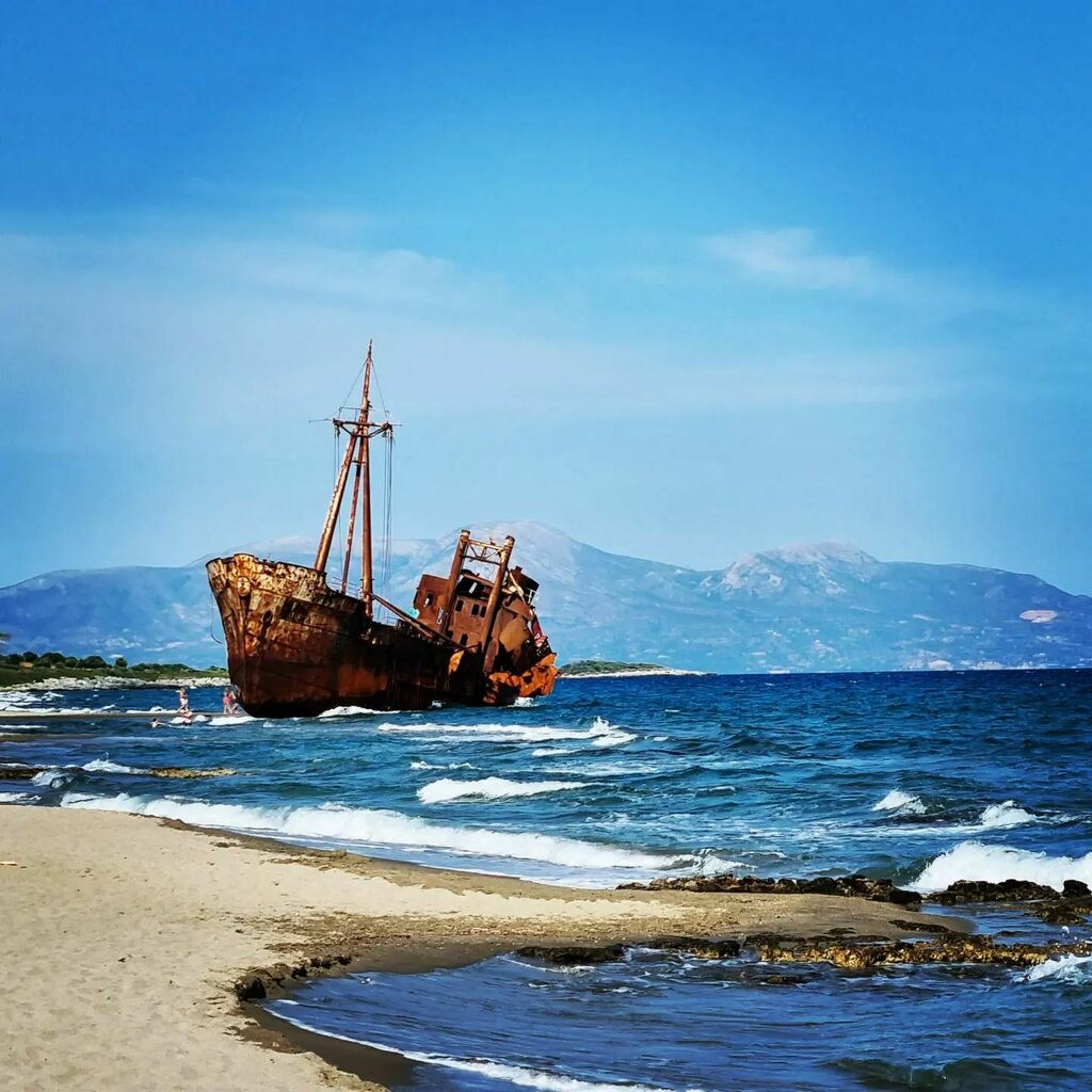 reisememo's tweet photo. Das ehemalige Lastschiff „Dimitrios“ ist 1981 in der Sandbucht Valtaki, vor der griechischen Stadt Gythio, gestrandet. Das Wrack ist heute ein beliebtes Fotomotiv...
#shipwreck #schiffswrack #dimitrios #gythio #peloponnes #greece #greecetravel #visitgre… https://t.co/wDakRtDVPk https://t.co/8bPG4wBjsK