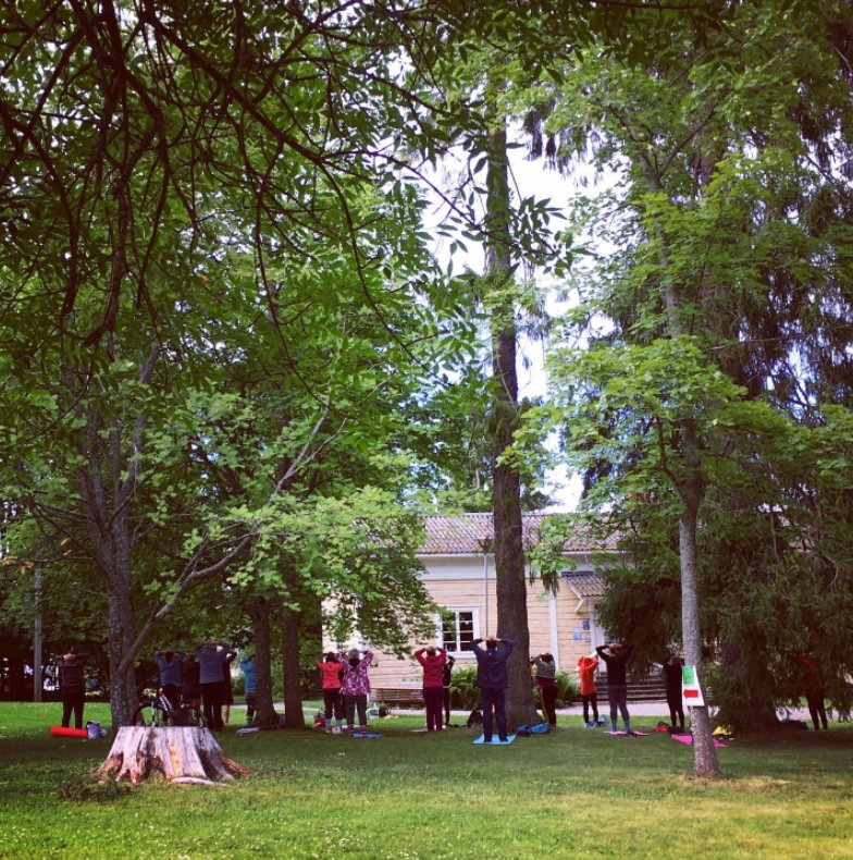 Trekulttuuri's tweet photo. Vehreä kartanopuisto ja joogaan sopiva nurtsi. Tule Haiharaan jättämään päivän stressit taakse ja rentotumaan puistojoogaan. 🌲🌳🌿

Oma jooga- tai jumppamatto mukaan
Haiharan taidekeskus torstaisin klo 18
5€ krt kortti/käteinen

https://t.co/CDuroVA8XR https://t.co/P4dUDEGrIs