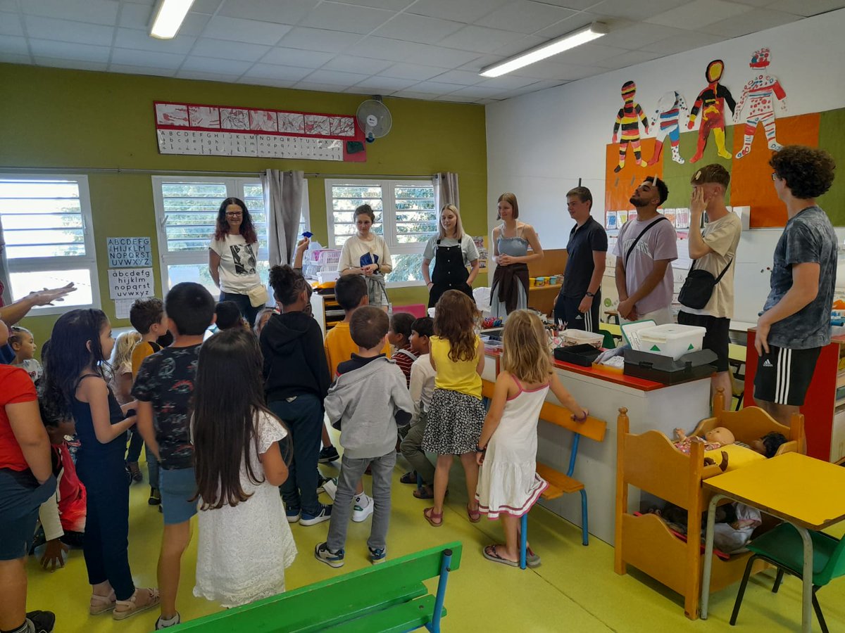 Isabelbb974's tweet photo. Rencontre ludique de notre classe partenaire de Vienne @diemaroltinger  avec la classe de CM2 de l'école Paul Hermann des Avirons et la classe de Grande Section bilingue allemande de l'école maternelle du Centre. https://t.co/sknmhUyPa9