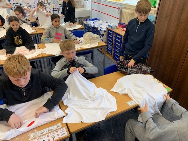 Sudell_Primary's tweet photo. Year 6 took part in a brilliant Art/printing session with Mr Eden from DACA yesterday.  We really enjoyed continuing our school Jubilee celebrations 🇬🇧 https://t.co/ItSkKSpJDN
