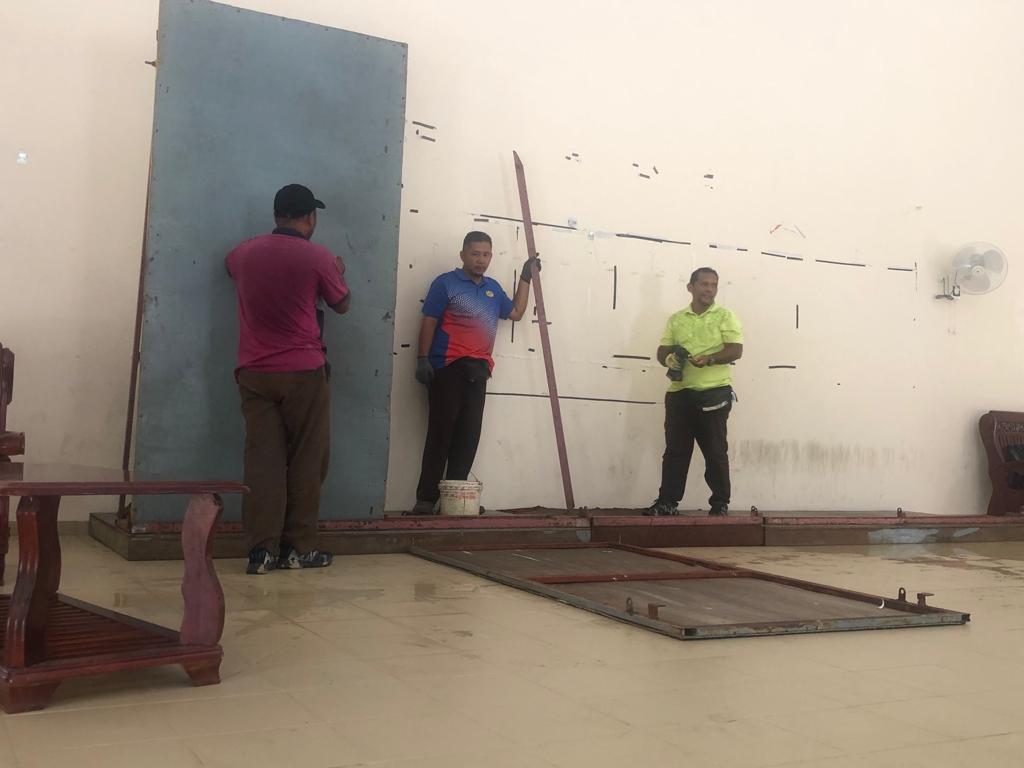 Kerja- Kerja pemasangan Pentas Sementara oleh Unit Senggara Bangunan bagi Majlis Penyerahan Hakmilik kepada peneroka - peneroka Felda Neram 2 Peringkat I,II &amp; III, Mukim Bandi, Hulu Jabor, Daerah Kemaman yg disempurnakan Menteri Besar Terengganu.