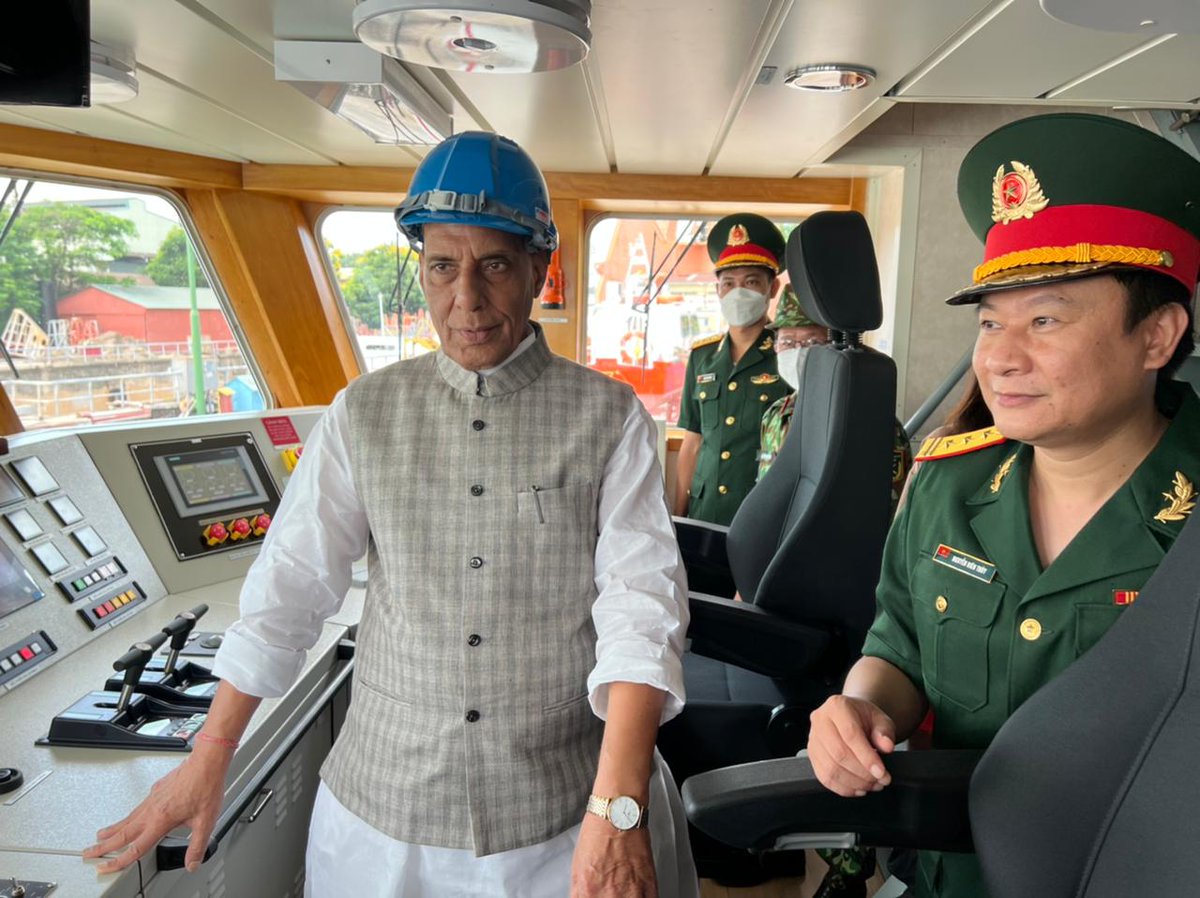 TripathiVineet7's tweet photo. Indian defence minister Rajnath Singh hands over 12 High Speed Guard Boats to Vietnam.They are built under the USD 100 million Defence Line of Credit by Govt. of India. 🇮🇳🇻🇳
#RajyaSabha #DefenceCooperation #selfdependentindia #madeinindia #defenceindustry https://t.co/JRQBtuekUL