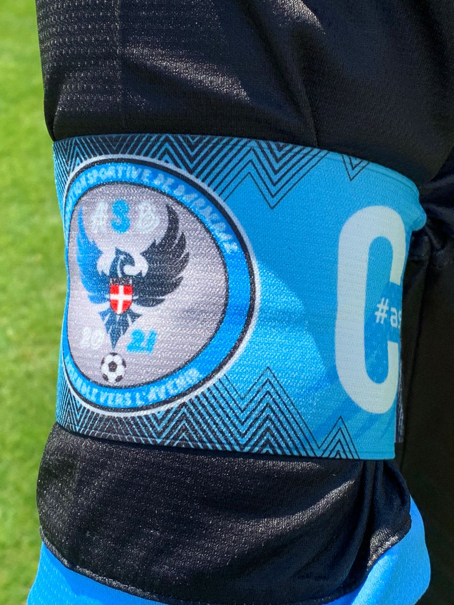 ASBFootball2's tweet photo. Nos responsables école de foot, et jeu à 11 vous présentent les tenues joueurs (noir) et gardiens (jaune)  pour la saison 2022/2023!!!! 
Et en bonus nos magnifiques brassards de capitaine offerts par Jogasport.
#asbarberaz
#ensembleverslavenir
#plusquunclubunefamille https://t.co/rO2p3sm3zf