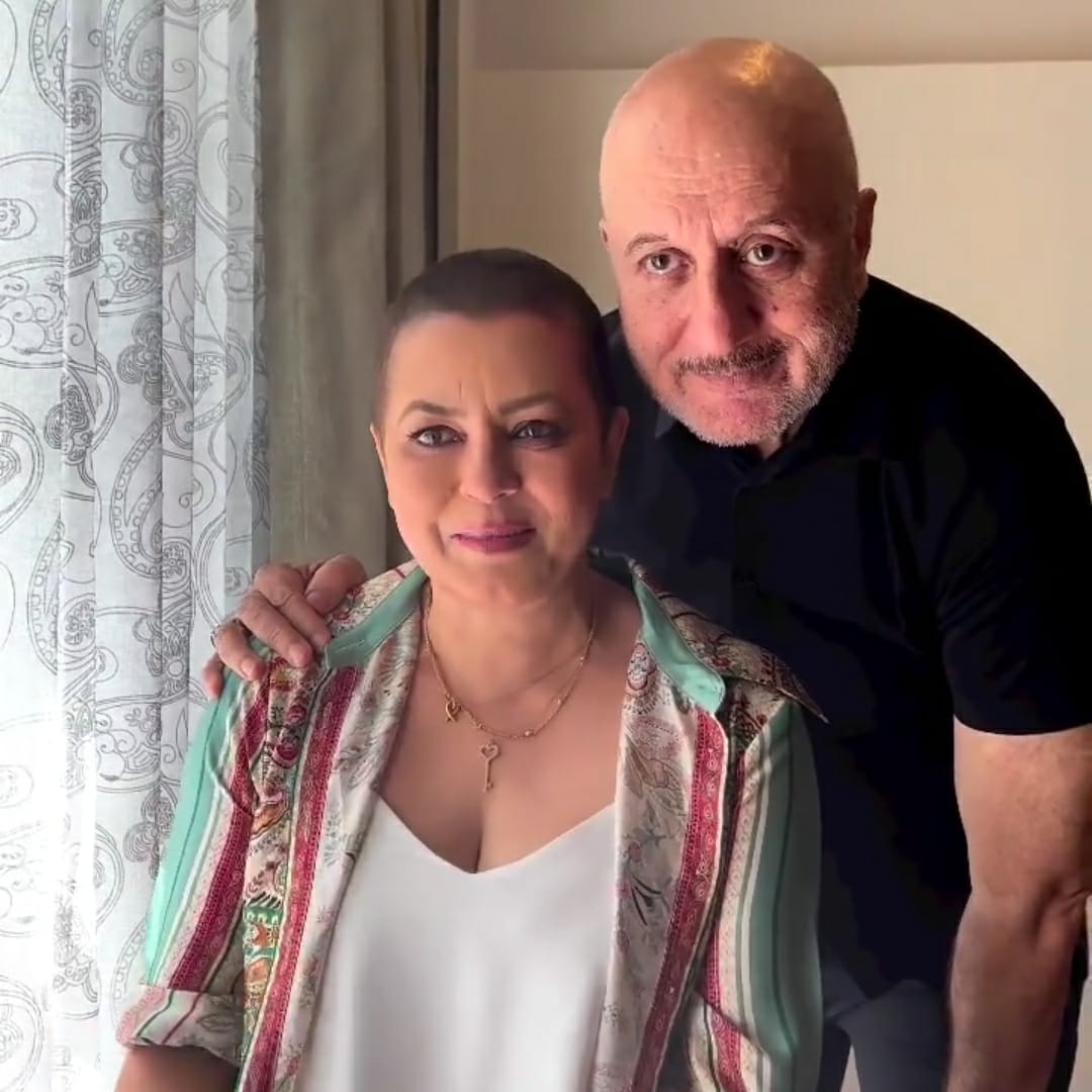 Shocking! #MahimaChaudhry breaks down as she reveals about her #breastcancer diagnosis, #AnupamKher calls her ‘HERO’ 

timesofindia.indiatimes.com/videos/enterta…