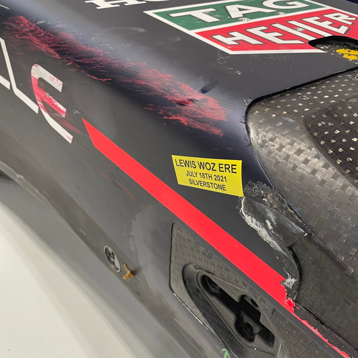 Max Verstappen’in 2021 Britanya GP aracının şasisindeki bir not. 

“Lewis buradaydı.” 👀