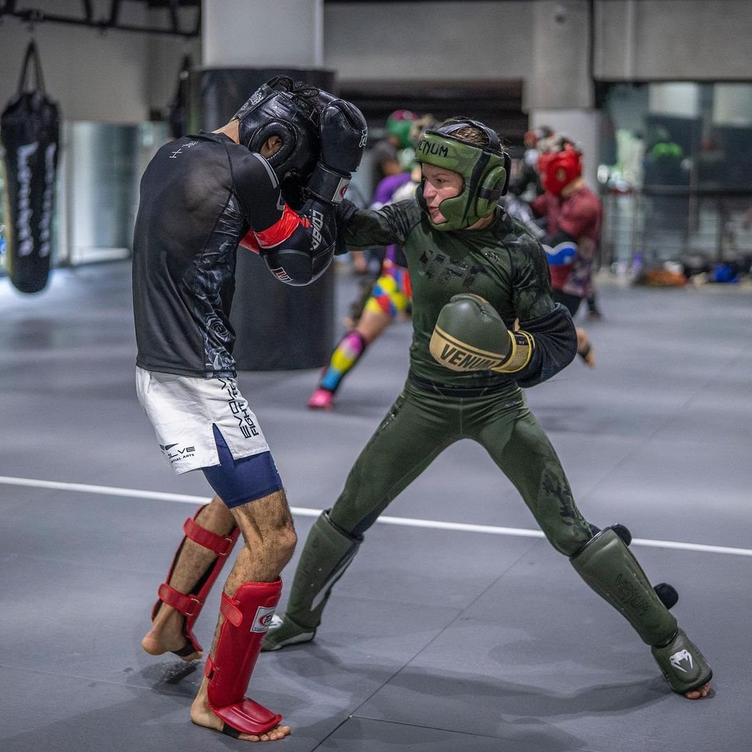 EvolveMMA's tweet image. 👑 If you haven’t caught a glimpse of @BulletValentina in Singapore this week, you haven’t been training at EVOLVE. 🔥 #EvolveMMA #Champions #MMA