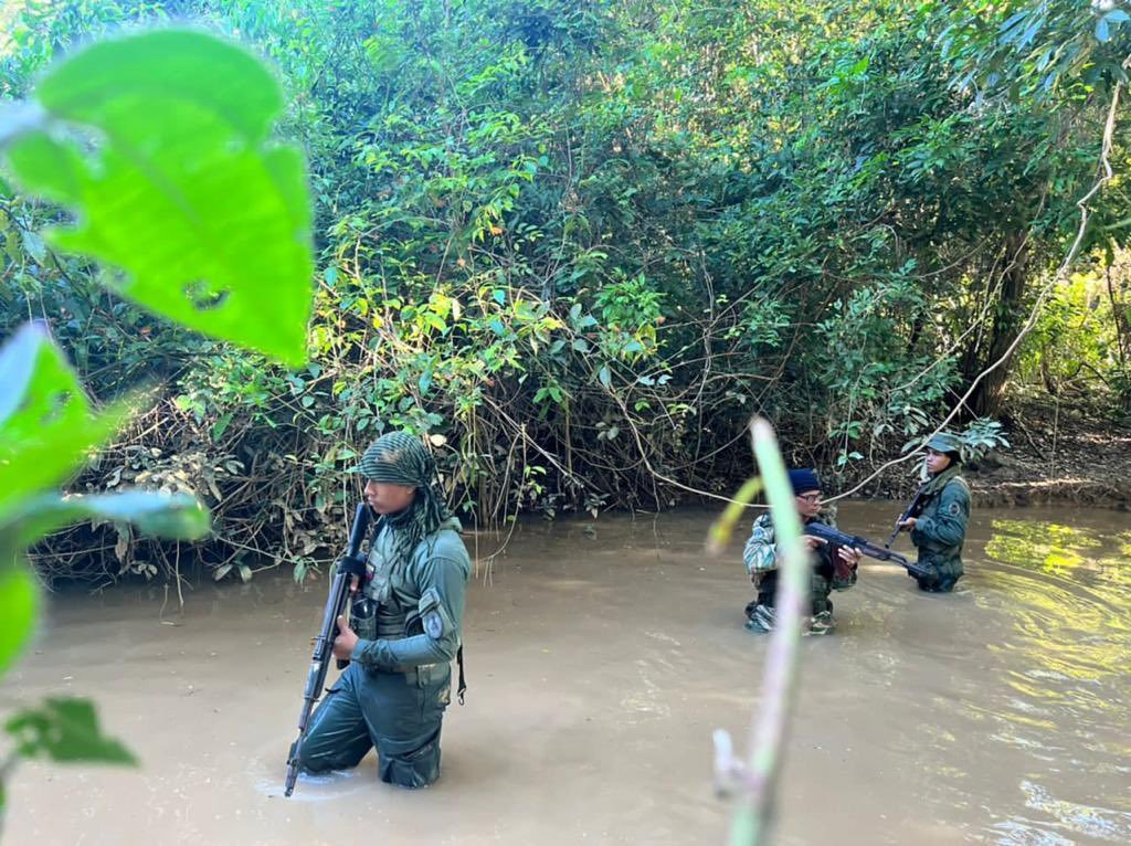 CEOFANBVE's tweet photo. RT GJ @dhernandezlarez:
Operación #CaciqueMurachí, #FANB profundiza los patrullajes en los ejes transfronterizos para expulsar a la avanzada terrorista del narcotráfico colombiano, quienes pretenden violar nuestra soberanía, tratando de establecerse en nuestro territorio nacional https://t.co/6umTp1cAvk