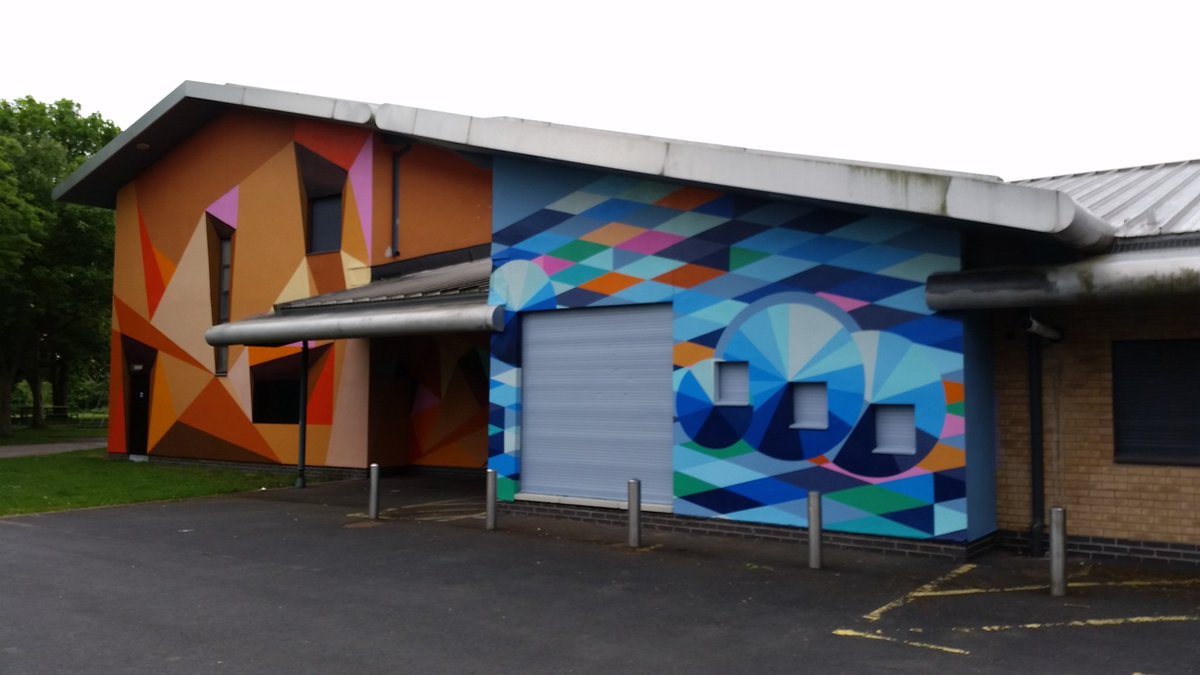 'Crooked House' mural at the Sydni Centre, along with a second abstract mural. 

@SYDNICentre #bestwarwickshire

Kindly funded by the Warwickshire County Councillor's grant scheme. 
@Warwickshire_CC @StreetArtCities
#letscolour #brinkstreetart #brinkcontemporaryart