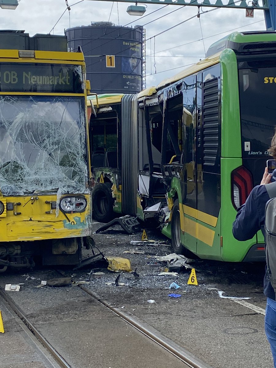 Schwerer Unfall heute in #Oberhausen. Eine Person schwebt offenbar in Lebensgefahr. Zur Berichterstattung: waz.de/staedte/oberha…