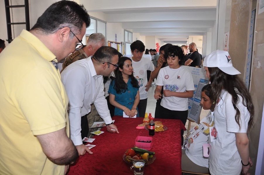 ŞİRVAN KAYMAKAMLIĞI (@sirvankymkmligi) on Twitter photo İlçe Kaymakamımız Sn.@RECEP_HASAR44 , İlçe Belediye Başkanı Sn.Necat CELLEK, İlçe J.Komutanı J.Yzb.Fazlı OKUR, İlçe Emniyet Amiri Umut YAZGAN, İlçe Milli Eğitim Müdürü <a href="/baris_kezer/">BARIŞ KEZER</a> ve öğrencilerin katılımıyla Şirvan Anadolu Lisesi 4006 TUBİTAK Bilim Fuarı etkinliği gerçekleşti. İlçe Kaymakamımız Sn.@RECEP_HASAR44 , İlçe Belediye Başkanı Sn.Necat CELLEK, İlçe J.Komutanı J.Yzb.Fazlı OKUR, İlçe Emniyet Amiri Umut YAZGAN, İlçe Milli Eğitim Müdürü <a href="/baris_kezer/">BARIŞ KEZER</a> ve öğrencilerin katılımıyla Şirvan Anadolu Lisesi 4006 TUBİTAK Bilim Fuarı etkinliği gerçekleşti.