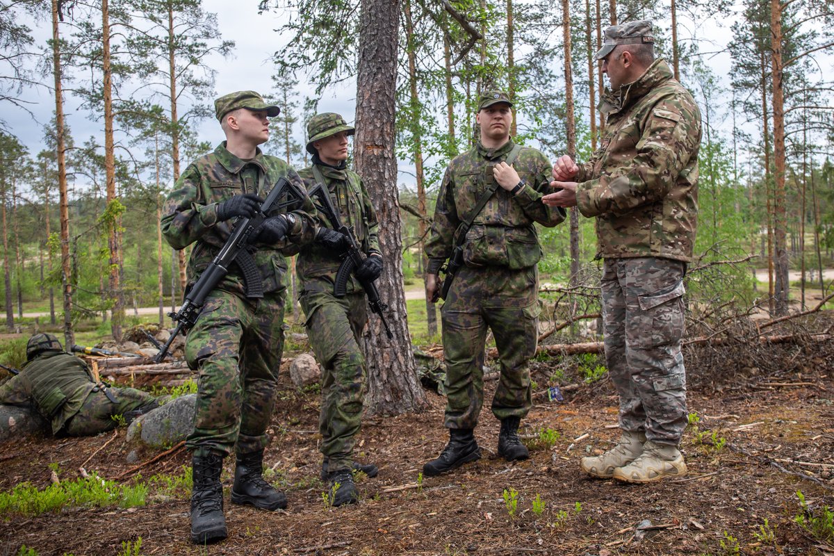 KarjalanPR's tweet photo. .@BALTDEFCOL vieraili Karjalan prikaatissa. Kansainvälinen kurssi tutustui mm. Maakuntakomppanian puolustusammuntaharjoitukseen Pahkajärvellä // The Joint Command and General Staff Course of The Baltic Defence College visited in Karelia Brigade. #karpr #MAAKK #kasaltsto https://t.co/1Dppg096NW
