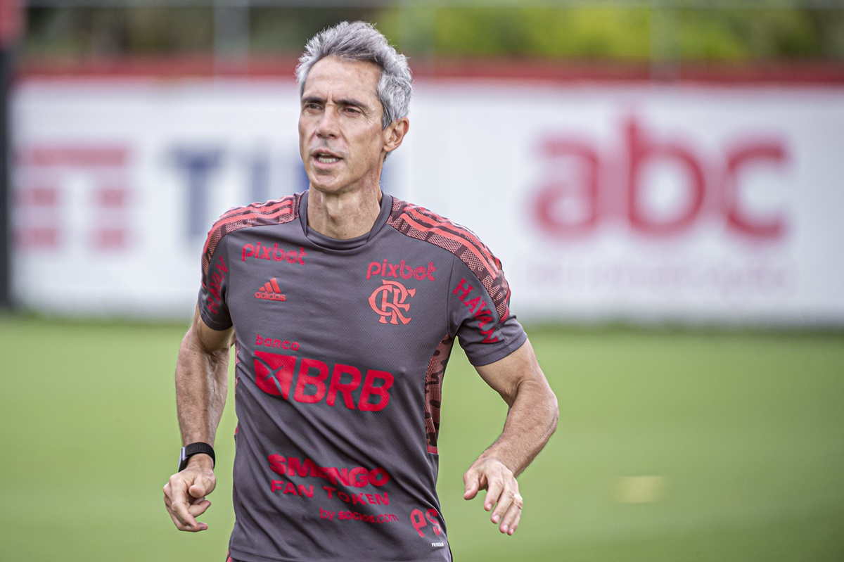 raflamello81's tweet photo. Nesta quinta, às 16h, o Flamengo treina em Atibaia para enfrentar o Internacional. Paulo Sousa, que já tem sua demissão decidida pela diretoria, deverá comandar o treino.
Sim, um treinador demitido deve comandar o treino por não termos um interino. Que planejamento! https://t.co/PdlBtLpHNI