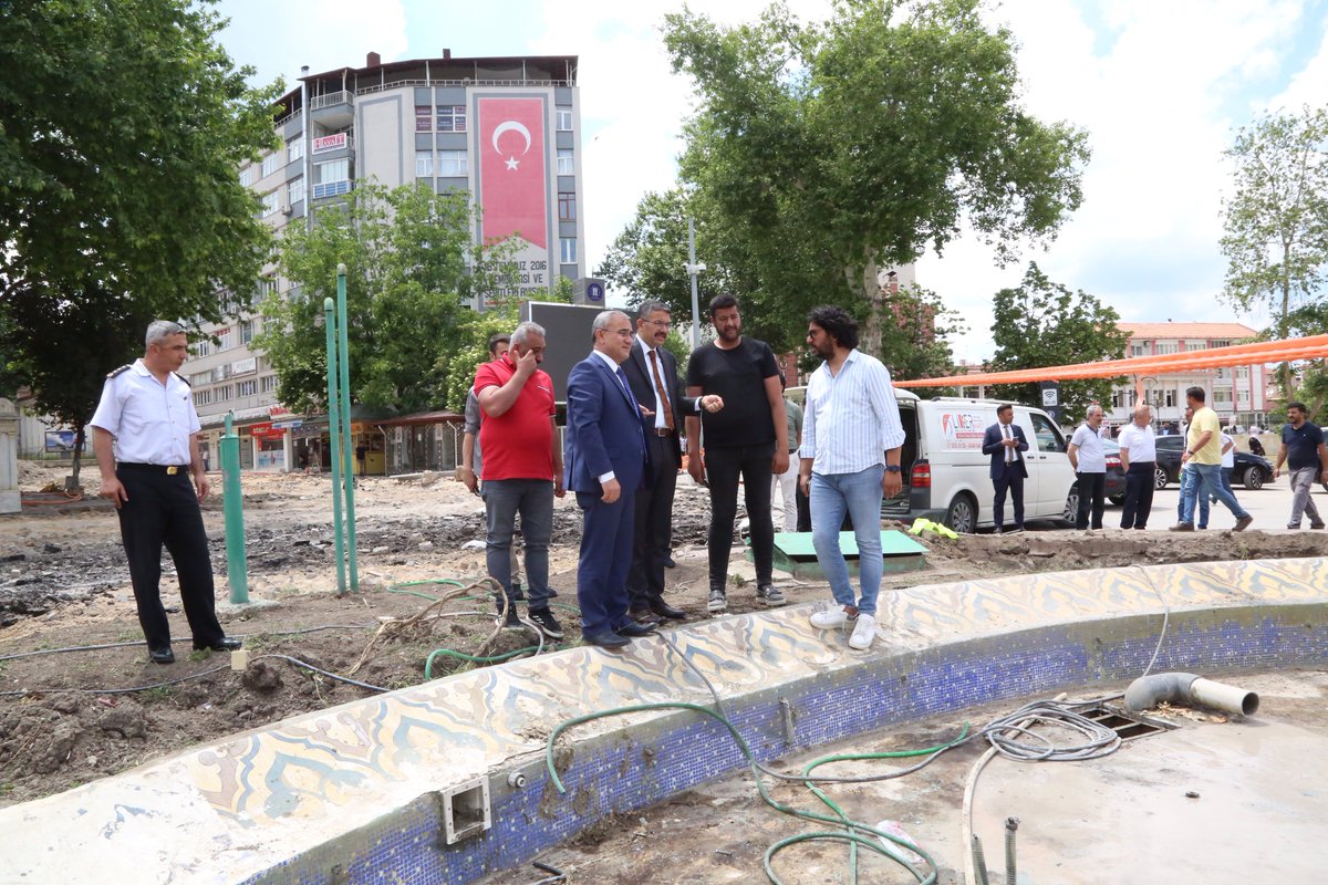 KutahyaValiligi's tweet photo. 1⃣ Vali Ali Çelik, Zafer Meydanı çalışmalarını yerinde inceledi.
Belediye Başkanı Prof. Dr. Alim Işık’tan gelinen aşama hakkında bilgiler alan Vali Çelik, işçilere kolaylıklar diledi. https://t.co/QmpZieVB6q