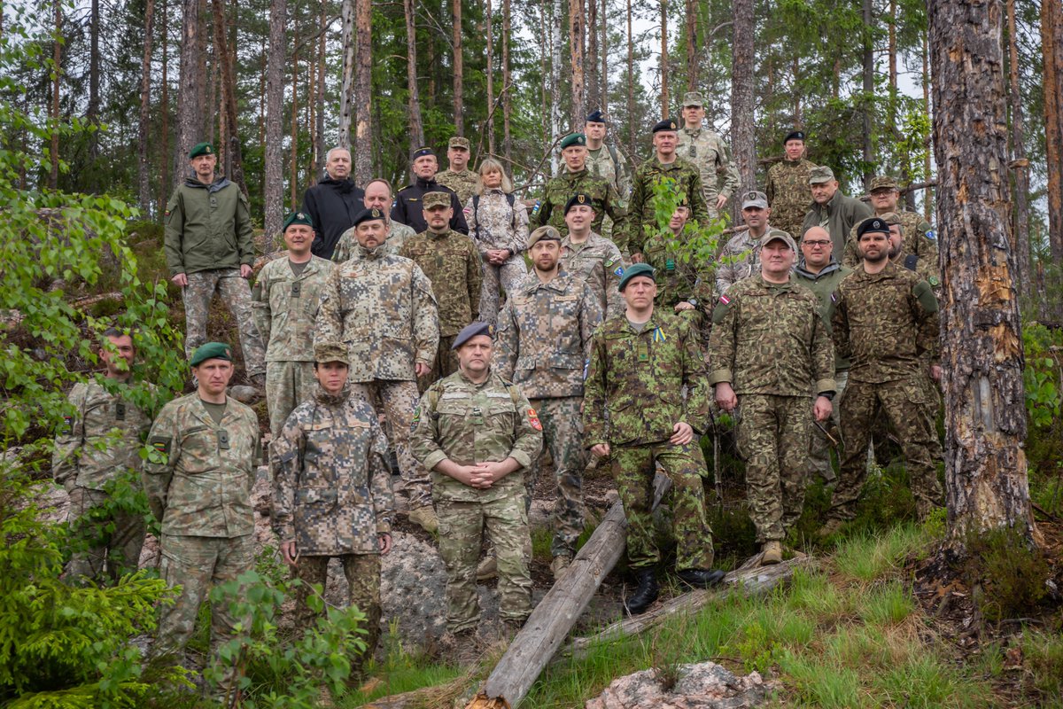 KarjalanPR's tweet photo. .@BALTDEFCOL vieraili Karjalan prikaatissa. Kansainvälinen kurssi tutustui mm. Maakuntakomppanian puolustusammuntaharjoitukseen Pahkajärvellä // The Joint Command and General Staff Course of The Baltic Defence College visited in Karelia Brigade. #karpr #MAAKK #kasaltsto https://t.co/1Dppg096NW