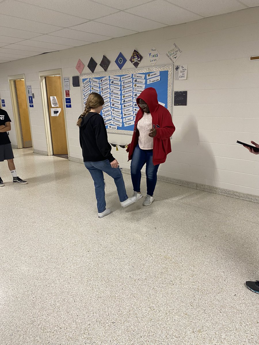 Jenn_Eason's tweet image. Sophomores learning Kid n Play dance as part of their end of the year activities. 💚💙 #80s #early90s