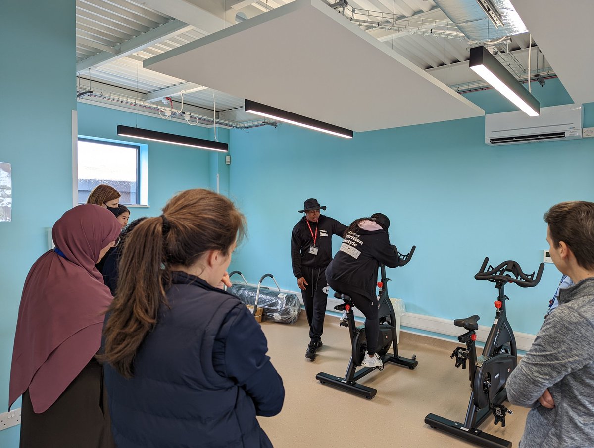 One of the many benefits of working at KEVIHS is that all staff have free membership of our multi-gym- a great way to get in a workout before or after school. #wellbeing #impact4life #welcometohandsworth for current jobs, click here: tes.com/jobs/employer/…