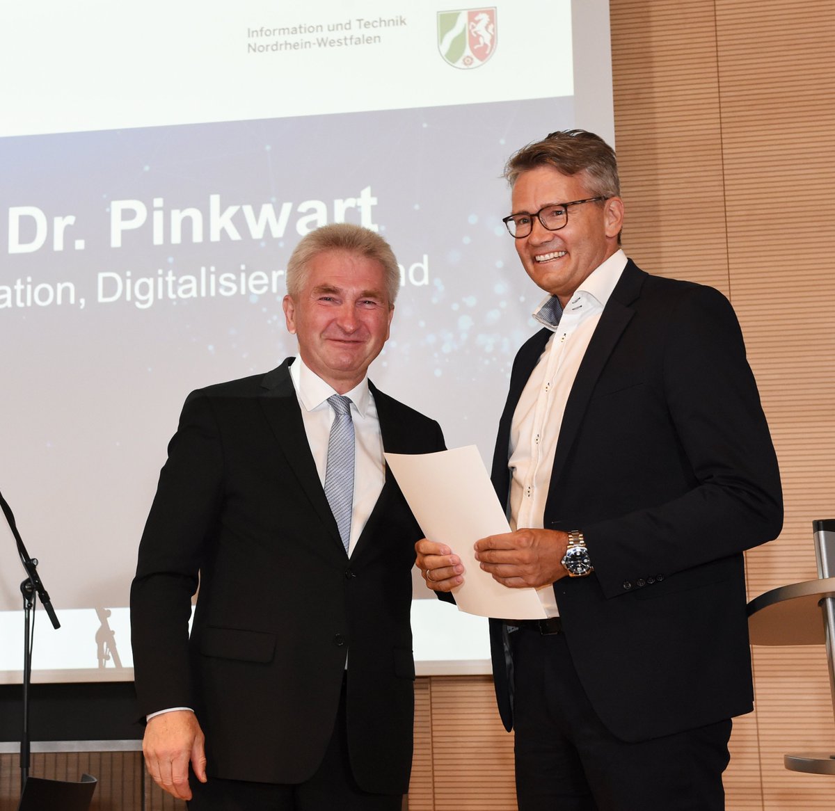 ITNRW's tweet photo. Führungswechsel vollzogen! Minister @a_pinkwart überreichte heute unserem neuen Chef Dr. Oliver Heidinger seine Ernennungsurkunde. Wir freuen uns auf eine gute Zusammenarbeit und wünschen ihm viel Erfolg für seine zukünftigen Aufgaben. @WirtschaftNRW 
https://t.co/B4Xtp19iBm https://t.co/o2kg7ESwig