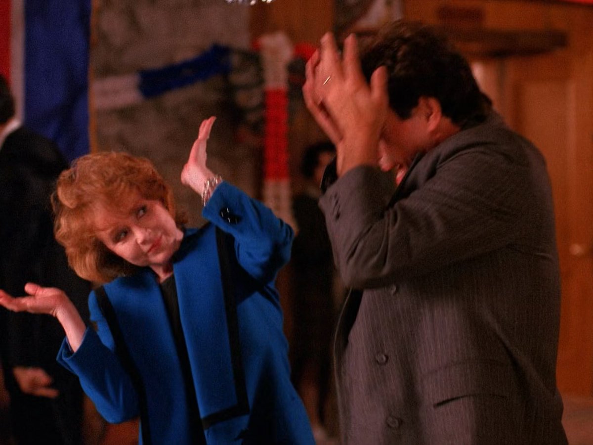 Friendachii's tweet photo. Twin peaks is one of the tv shows that will age well in my memory.
A combination of classic vibes, modern sense of humor to a sense and marvelous routine scenes.
Lively spirited town, with lots of going on the corners, twin peaks is when country cross with modern state. https://t.co/kqdxym3e6i