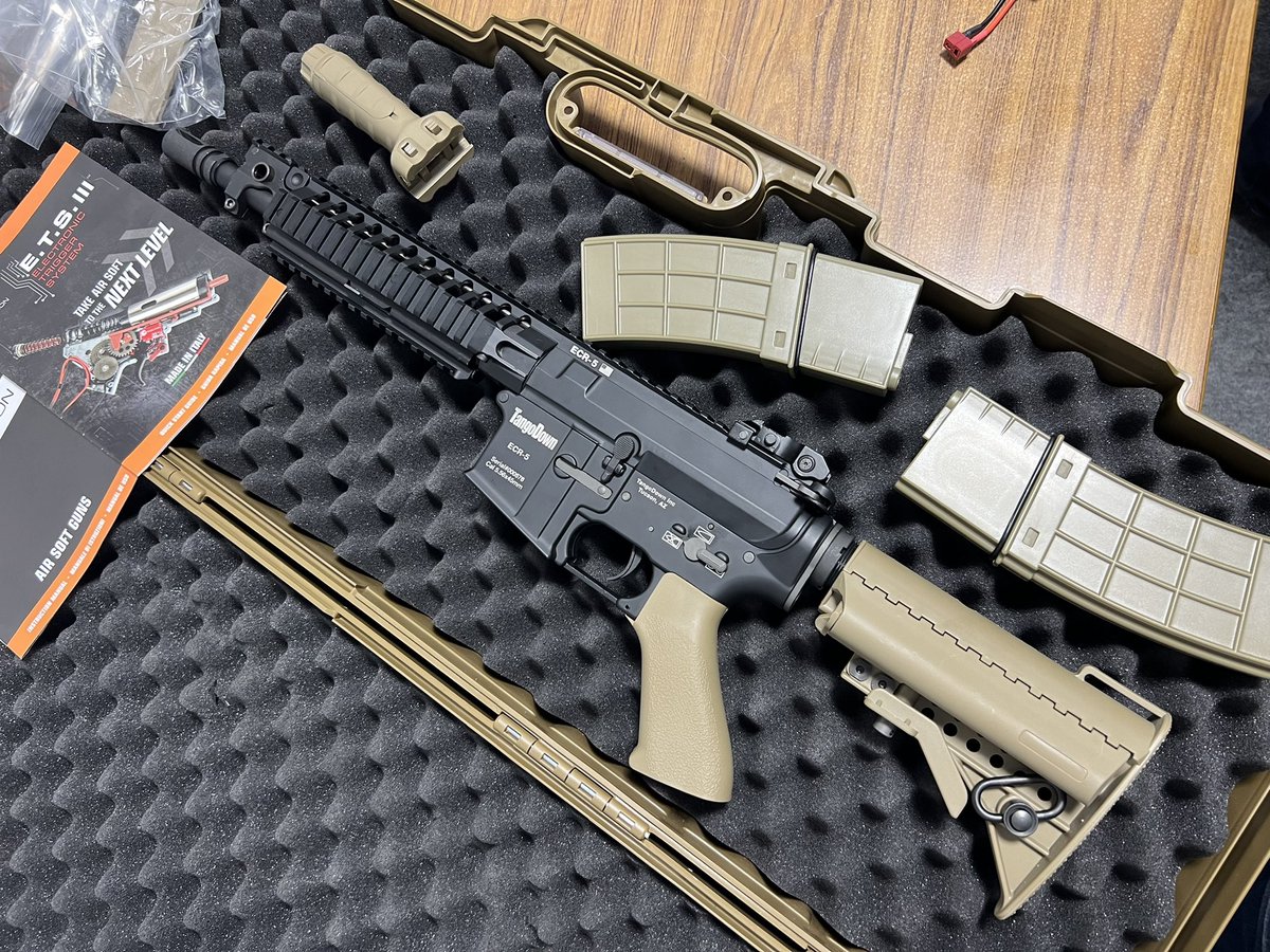 CZWORKS1's tweet photo. EVOLUTION AIRSOFT
電子トリガー内蔵電動ガン
Tango Downの正式ライセンスだそうだ！
トリガー&amp;セレクターで各種設定が出来るのだよ👍
おまけにガンケース付き😃

#EVOLUTIONAIRSOFT https://t.co/QDzyTEqZGQ