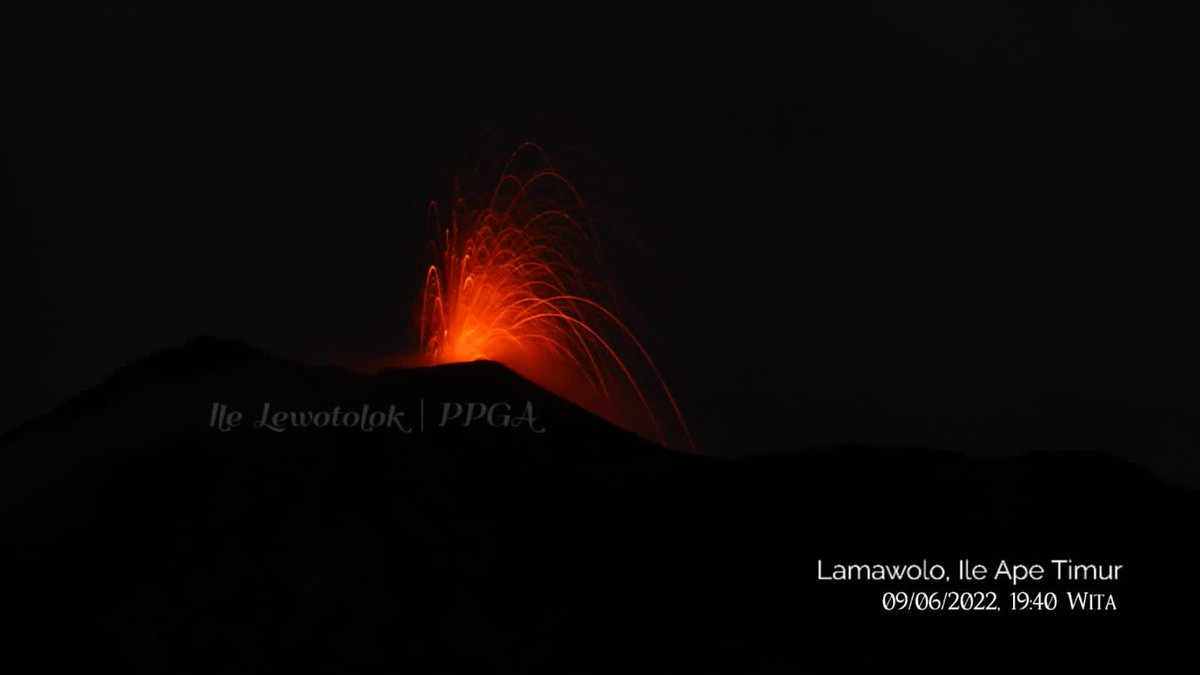 InfoFPMKI's tweet photo. Visual malam ini 09/06/2022, pukul 19:40 wita, lokasi foto Desa Lamawolo Ile Ape Timur

#PVMBG #Ppga_Ili_Lewotolok #INFO
#PUBLIK_BICARA_LEMBATA
#TAAN_TOU
#MELAPORKAN
#FPMKI https://t.co/cTYMruPB5s