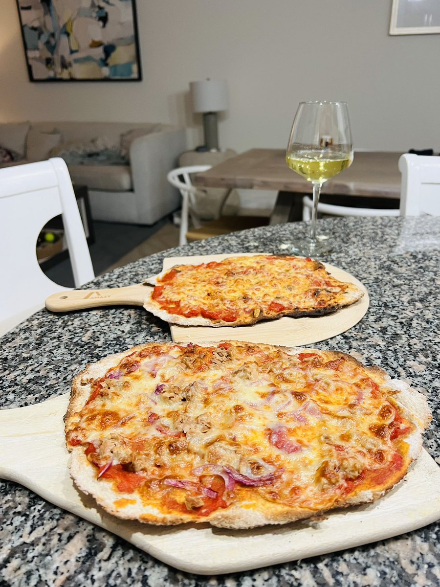 There is nothing like #Pizza 🍕 ❤️ homemade flatbread 🫓 tuna and onions pizza…served with a cheeky glass of Chardonnay wine! #Food #thursdayvibes #italianfood