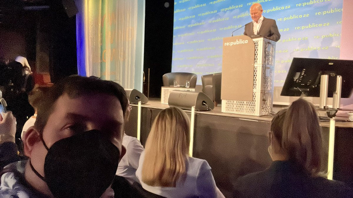 JensMatheuszik's tweet photo. Bei der @republica ist mit @OlafScholz erstmals ein/e @Bundeskanzler​in zu Gast. Er war (zuletzt zur #rp19) auch schon als Minister zu Gast, hat aber nie die Bohemian Rhapsody mitgesungen. Jetzt: Rede zur Zeitenwende in der Digitalpolitik; aber aber auch zur #Ukraine 🇺🇦. #rp22 https://t.co/gIRztWwrJE