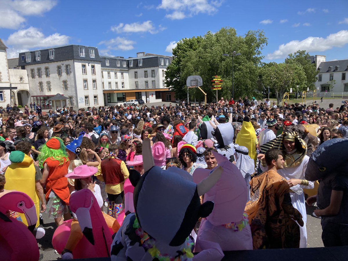 SFND_Lesneven's tweet photo. Une fin d’année déguisée pour nos élèves de terminale. #SFND #Lesneven https://t.co/zcVY8D2fQr