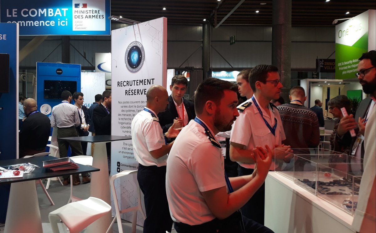 ReserveComcyber's tweet photo. #FIC2022 Envie de mettre vos compétences au service de la France? Venez échanger sur notre stand. Sous statut militaire, le réserviste opérationnel @ComcyberFR signe un contrat d’engagement à servir dans la réserve opérationnelle qui précise sa mission &amp; nombre jours d’activité. https://t.co/gmRNxeNLNE