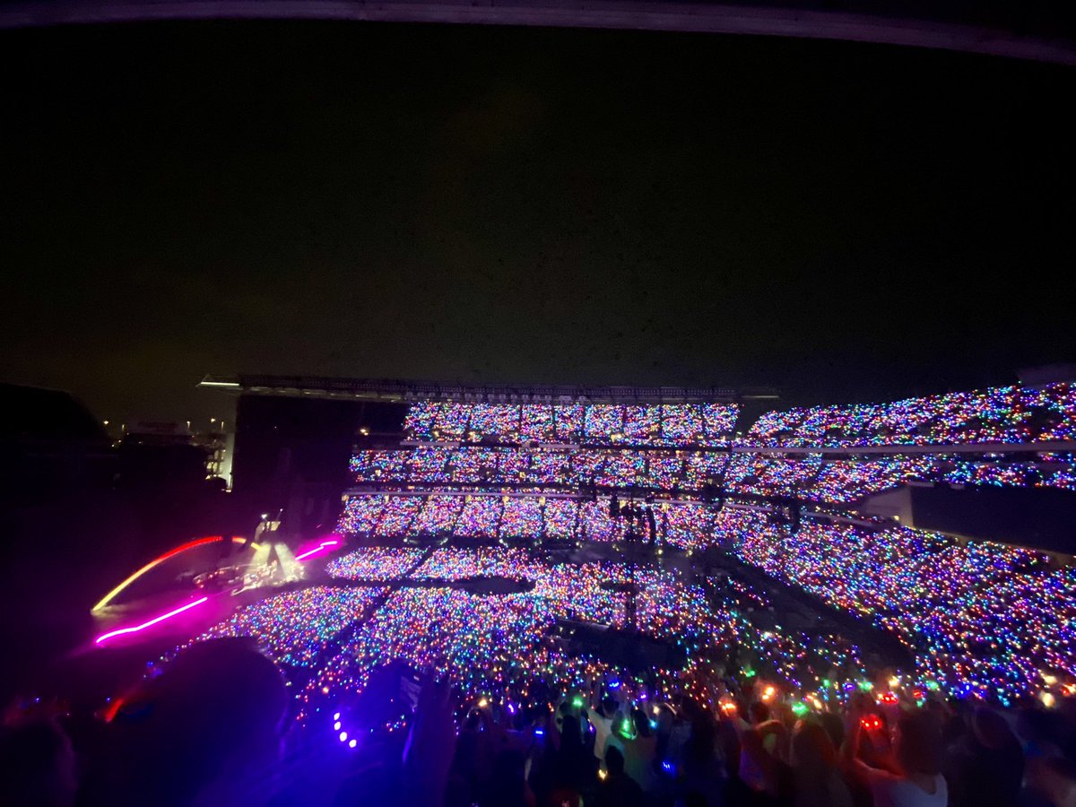 aferrill12's tweet photo. Cannot emphasize enough how everyone must go see @coldplay live https://t.co/4AwxSXtH4H