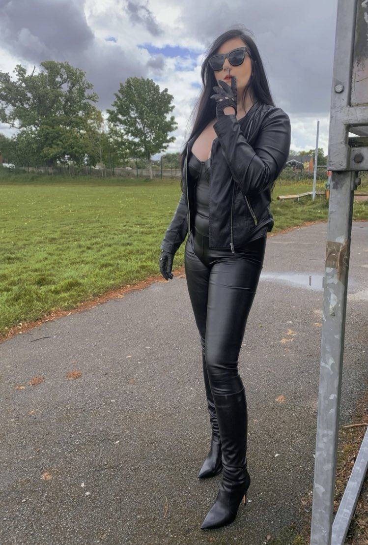 Busy few days but I’m back to bully you all. Missed me? 😈

Findom Femdom