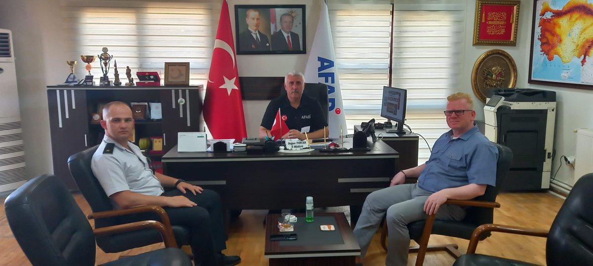 AFAD Yalova (@afad_yalova) on Twitter photo 2022-06-09 12:47:14 Çiftlikköy İlçe Jandarma Komutanı Bünyamin Tunahan PULAT ve Çiftlikköy Mal Müdürü Mehmet Yaşar BOYDAK kurumumuzu ziyaret etti. Nazik ziyaretlerinden ötürü kendilerine teşekkür ederiz. #yalovaafad #çiftlikköyilçejandarmakomutanlığı #çiftlikköymalmüdürlüğü Çiftlikköy İlçe Jandarma Komutanı Bünyamin Tunahan PULAT ve Çiftlikköy Mal Müdürü Mehmet Yaşar BOYDAK kurumumuzu ziyaret etti. Nazik ziyaretlerinden ötürü kendilerine teşekkür ederiz. #yalovaafad #çiftlikköyilçejandarmakomutanlığı #çiftlikköymalmüdürlüğü