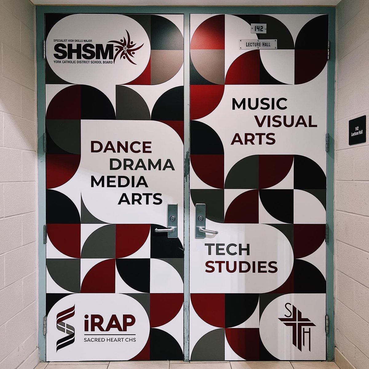 iRAPSacredHeart's tweet photo. Our @SacredHeartLLC recently got a much deserved facelift! We are all excited for our library’s transformation! Many thanks to our VP @MrNardiSH and recently retired Principal, Mrs. Olga Ferro for making this project possible. @ycdsb @DomenicScuglia @JoelChiutsi https://t.co/BabiSp32T6