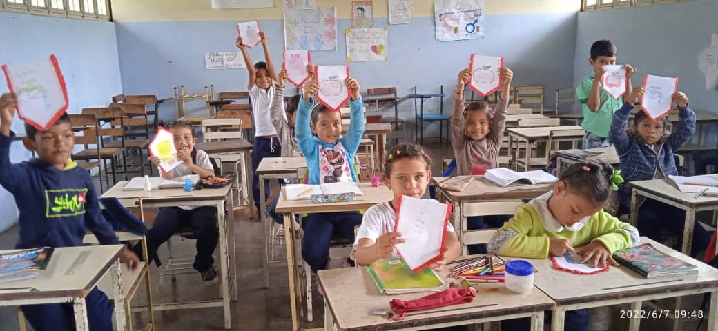 #9Junio #PortuguesaActiva1x10DelBuenGobierno Estudiantes de Escuela la Recta Municipio Unda elaboraron banderines alusivos a la tierra @MPPEDUCACION <a href="/_LaAvanzadora/">Yelitze Santaella</a> <a href="/MariaM_PSUV/">Maria Morillo PSUV</a> <a href="/PrimitivoPsuv/">Antonio Primitivo Cedeño</a>